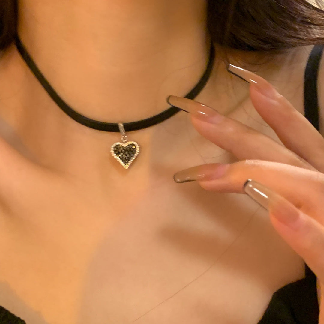 Svarta Hjärteörhängen med Glittrande Diamanter