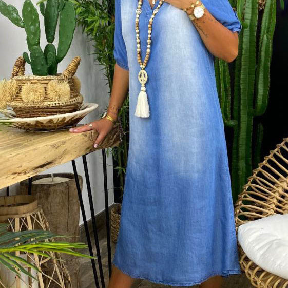 MILA – Maxiklänning i denimlook med sidoslits | Glans Stockholm