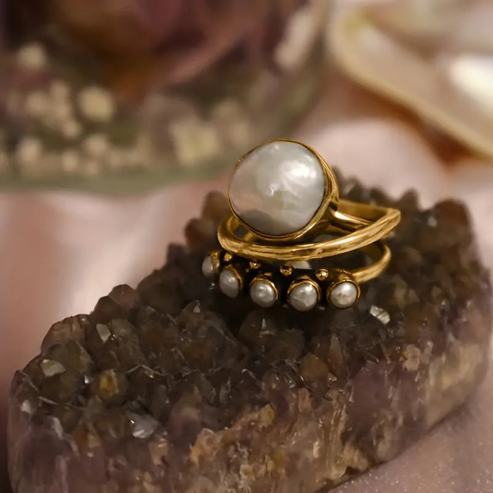 Vintage ring med konstpärla och lagerdesign
