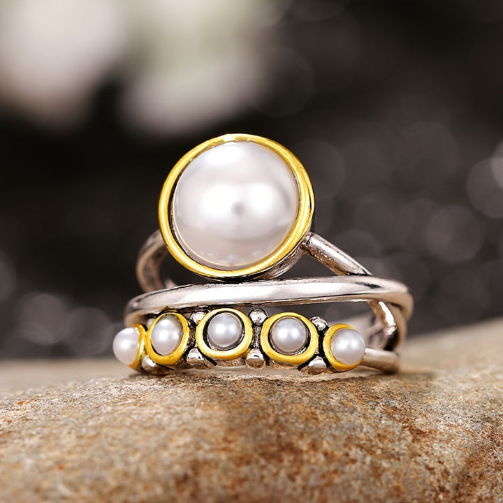 Vintage ring med konstpärla och lagerdesign