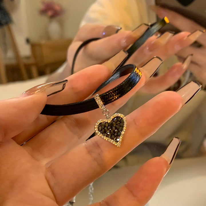 Svarta Hjärteörhängen med Glittrande Diamanter