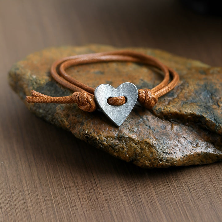 Amoura™ – En symbol för kärlek, samhörighet och inre styrka.