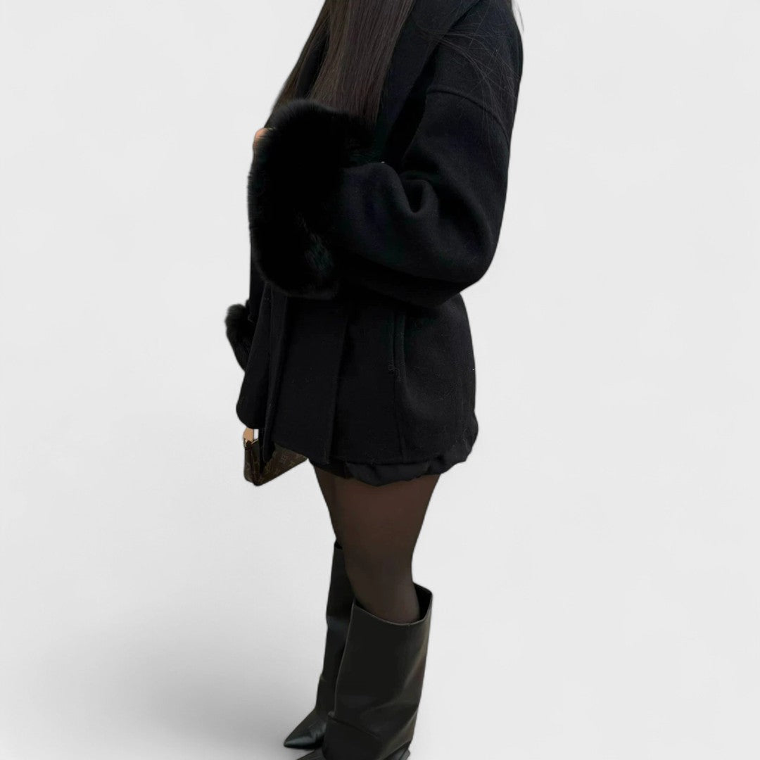 Woolcat™ – Elegant kappa med detaljer i fuskpäls