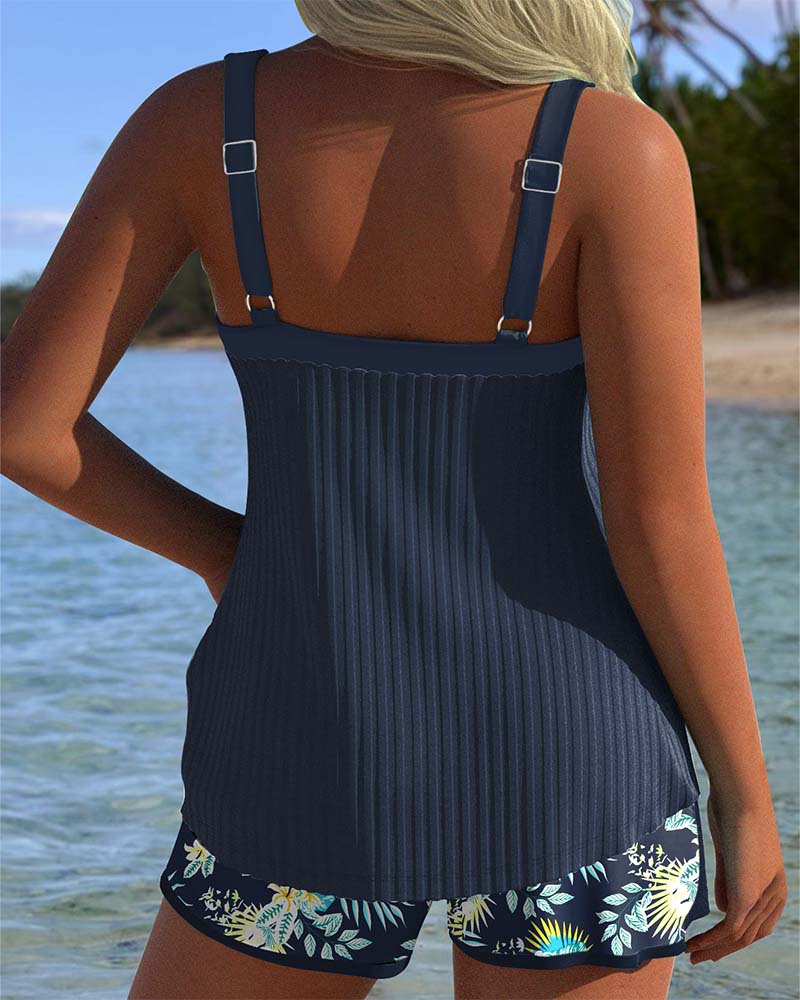 Tankini – Tvådelad med ränder och strandshorts