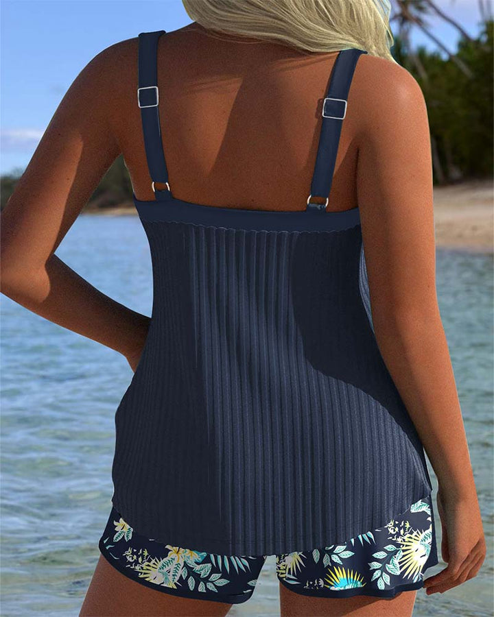 Tankini – Tvådelad med ränder och strandshorts